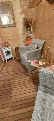 a room with wicker chairs and a table in a cabin at Margaux B&B Babbita in Stokrooie