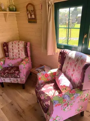 a living room with a couch and a chair at Pia B&B Babbita in Hasselt