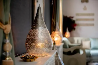 a silver vase sitting on top of a table at B&B 1001 nacht in Zonhoven