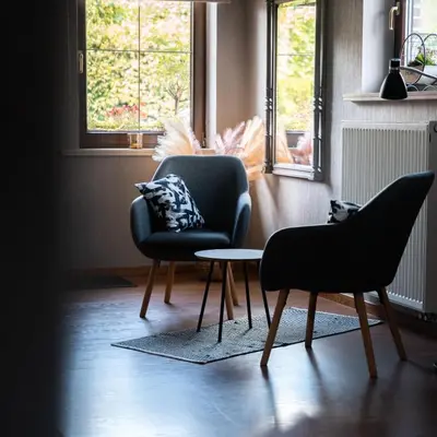 two chairs and a table in a room at Vakantiewoning - ‘t Ouwershuys in Opoeteren