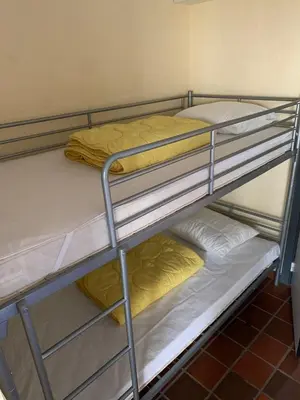 a couple of bunk beds in a room at Hengelhoef Acacia 3 in Drijhoeven