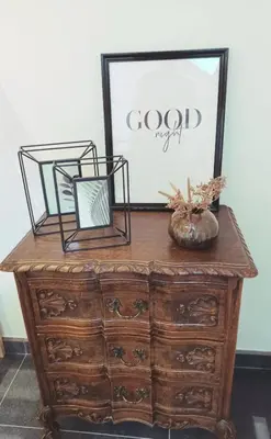 a wooden dresser with a mirror on top of it at Luxe-kamer Bed en Bokes in Drieslinter