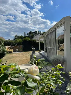 a garden with a house and a flower at Huys In As in As