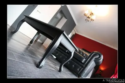 a black bench sitting in the middle of a room at V E R O N E - Rooms & Suites - Liège - Rocourt in Liège