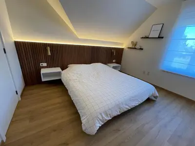 a bedroom with a white bed and a window at Vakantieappartement Logies Terhagen in Zoutleeuw