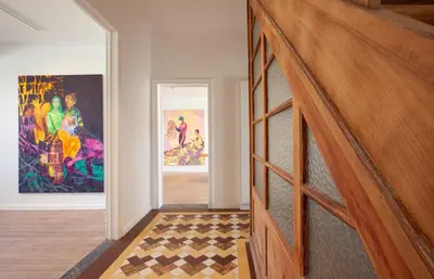 a hallway with a door and a painting on the wall at Le Charbonnage in Genk