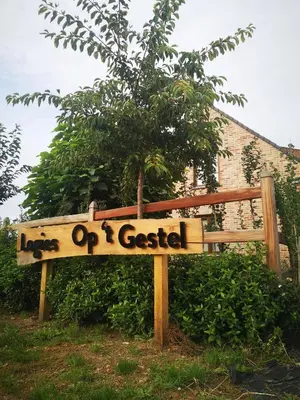 a wooden sign that reads luck or gested at Logies Op 't Gestel in Oudsbergen