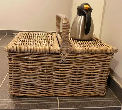 a basket with a tea kettle on top of it at Logies Op 't Gestel in Oudsbergen