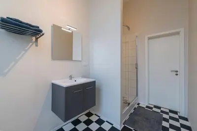 a bathroom with a sink and a mirror at Joli appartement 2 chambres à Liège in Liège