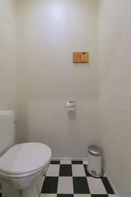 a bathroom with a white toilet and a checkered floor at Joli appartement 2 chambres à Liège in Liège
