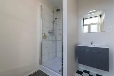 a bathroom with a shower and a sink at Appartement 4 chambres à Liège in Liège