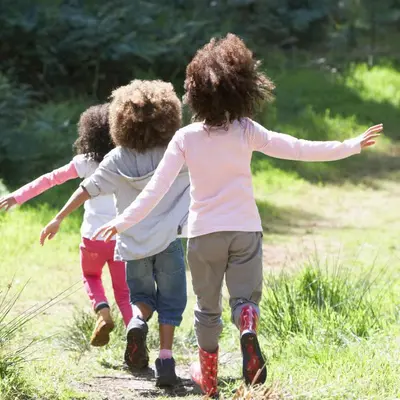 three girls running down a path with their arms outstretched at Bos-Chalet bij Wijers Wandelroutes, Rust & Gezinsplezier Fijnspar 108 Hengelhoef in Houthalen-Helchteren