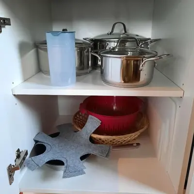 a kitchen shelf with pots and pans and a starfish at Studio Klimt Eupen in Eupen