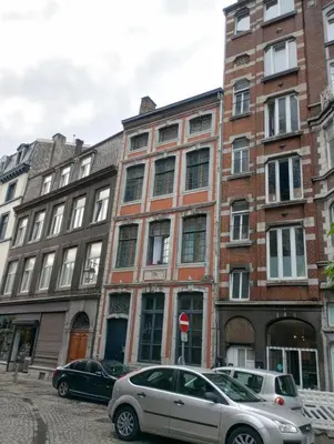 a car parked in front of a large brick building at Logment saint denis in Liège