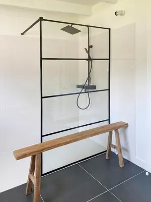 a glass display case with a wooden bench at Vakantiehuis Zand7 in Lommel