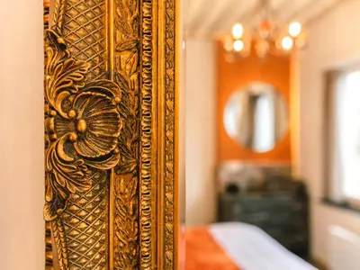 a gold door with a mirror in a room at Time - Out Genoelselderen in Riemst