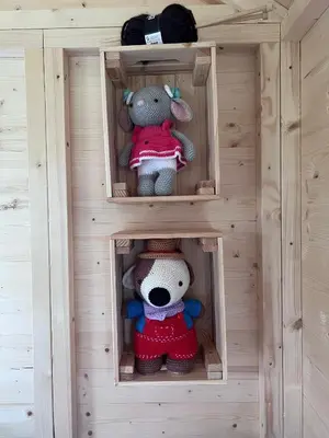 two stuffed teddy bears in a wooden box at Ontwaken tussen de paarden in Helen-Bos